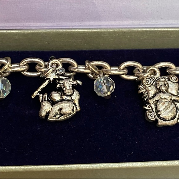 Christmas Nativity 7 Charm Bracelet Silvertone 6 Beads 7.5" Toggle Closure Jesus - Picture 4 of 10